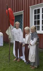 Levendegjøring på museum.Avslutning på ferieskoleuken i bak