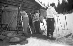 Det smøres ski ved Arentz-familiens feriebolig Ligardshaugen