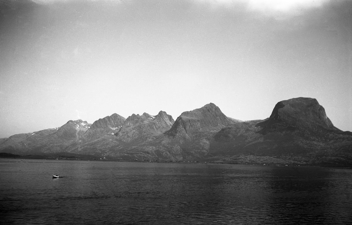 Fjellformasjonen "De syv søstre" på Alsten i Nordland. Fotografert 1949.