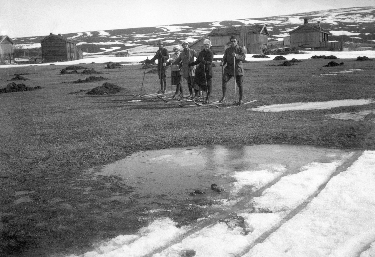 Skiløpere på glissen snø ved Nyplassen, nå Orvos. Fotografert 1912-13.
