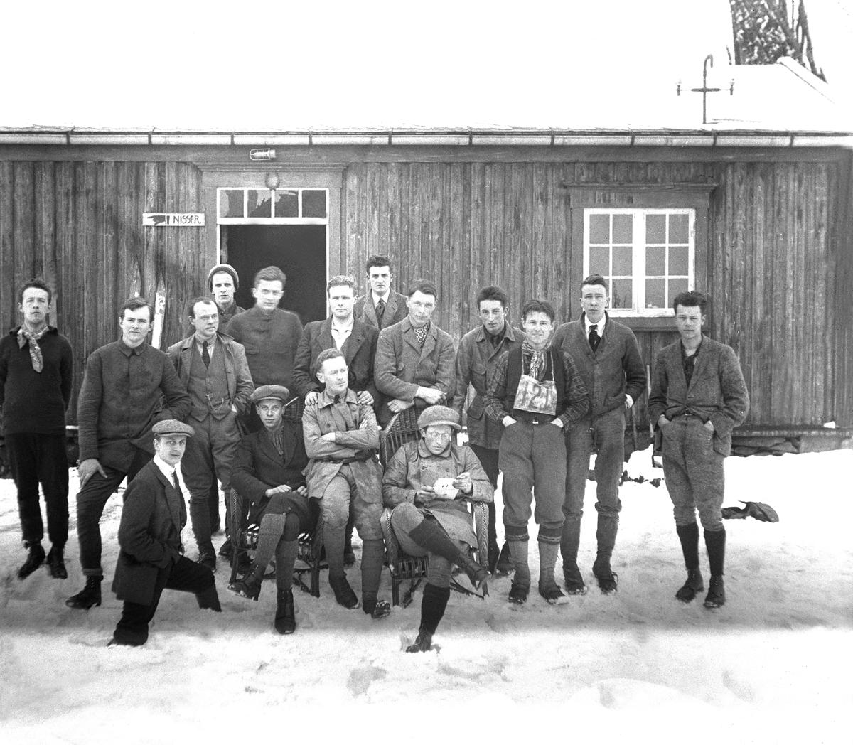 Studenter samlet foran Studenterhytta i Bymarka i forbindelse med et skirenn ("Saloskirennet"?). Fotografert 1921.