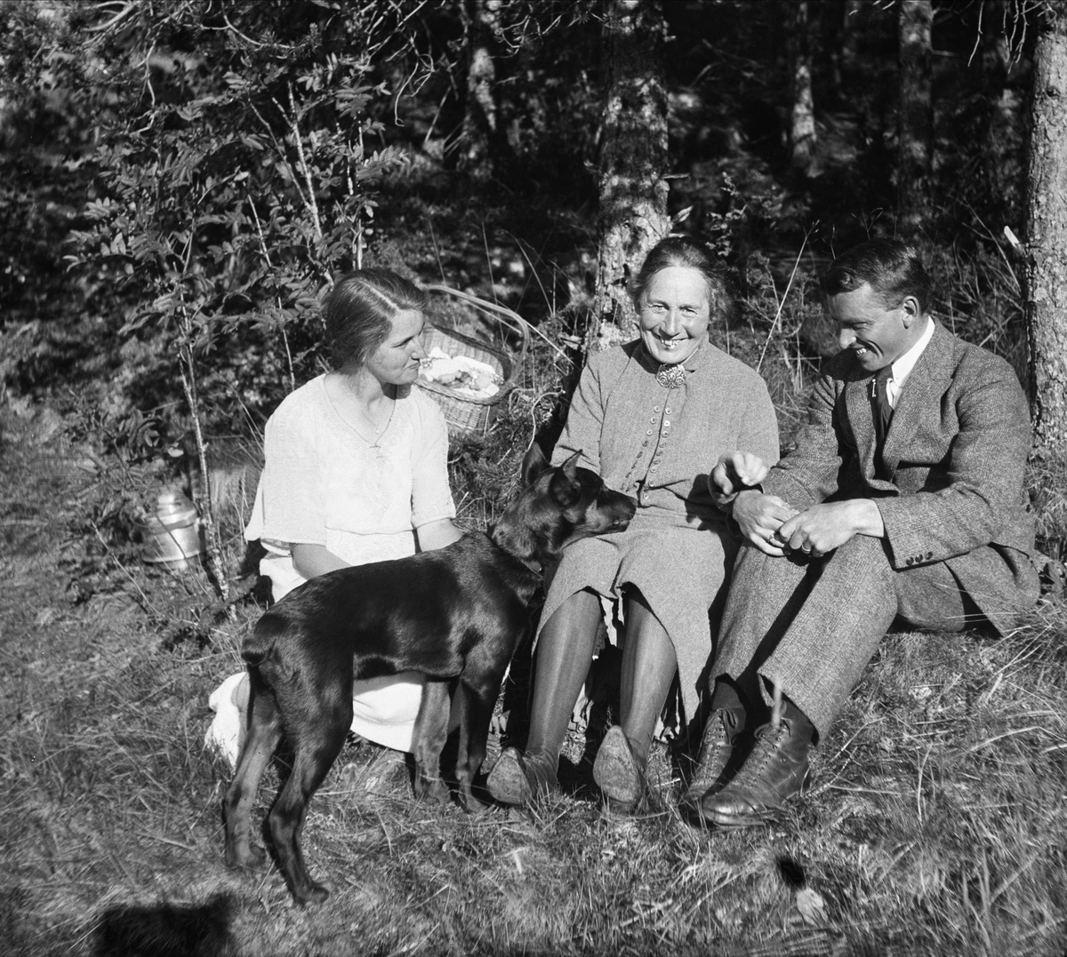 Dordi og Fritjof Arentz sammen med fru Bennett på piknik i 1925. Hunden Brigth står i forgrunnen.