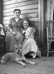 Dordi Arentz sammen med sin svigermor, Dikka Arentz, og en h