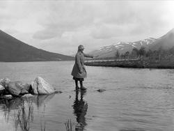 Storlidalen juli 1925. Dordi Arentz fisker.