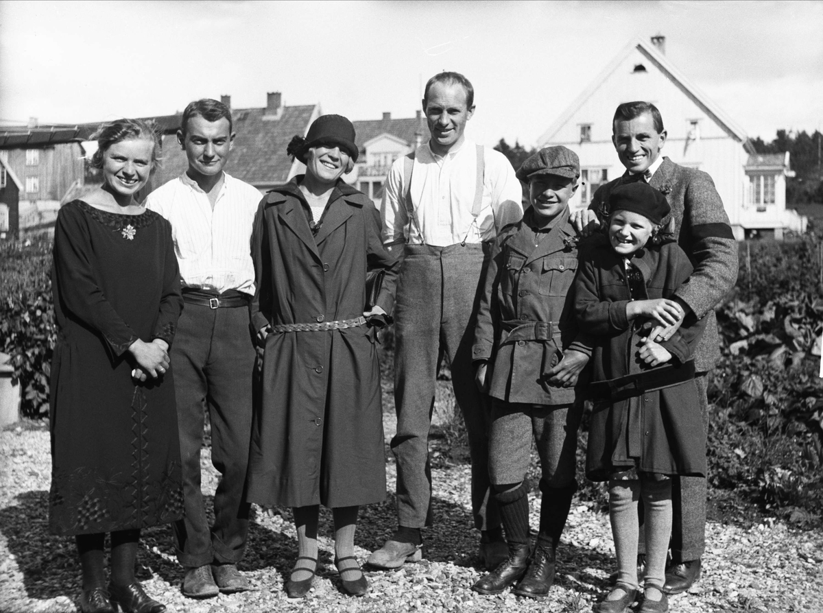 Fritjof Arentz til høyre sammen med venner og barn  i september  1925.