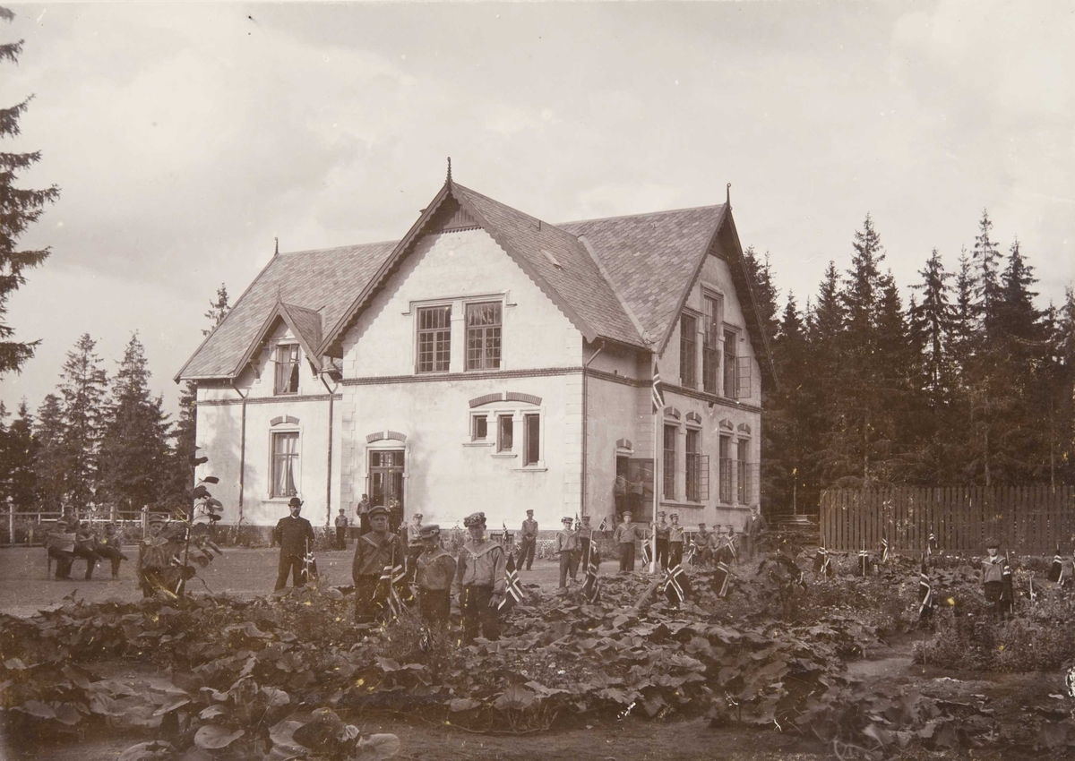 Internatbygningen Granly på Bastøy skolehjem, Bastøya, ca. 1903. Fra 17. mai-feiring på skolehjemmet.