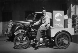 Motorsykkel til varelevering. Reklame for Blue Master sigare