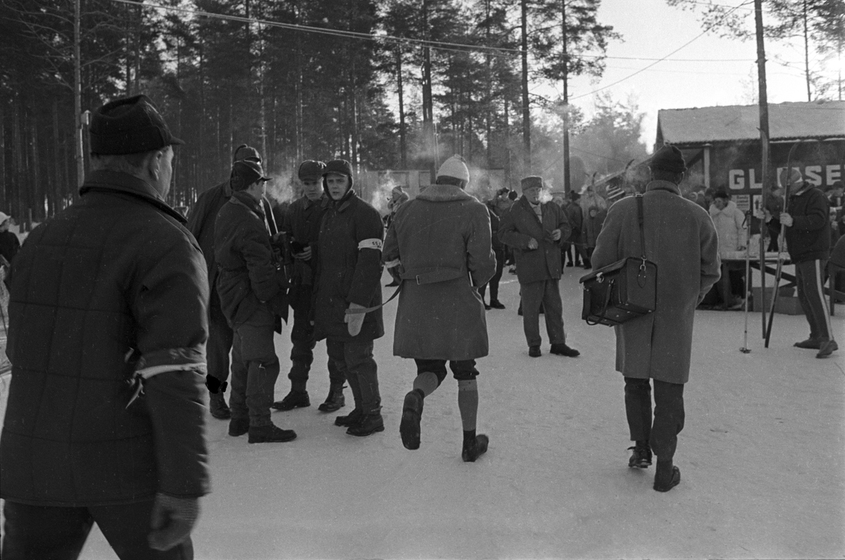 Finsk skiløper midt i bildet på vei ut av målområdet. Svenska Skispelen i Falun i 1967.