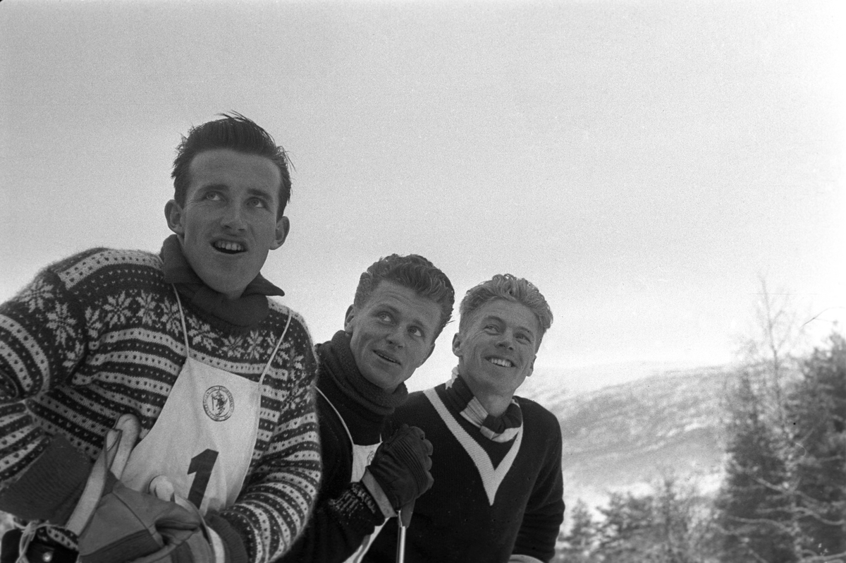 Tre norske alpinister med Stein Eriksen i midten. Holmenkollrennene på Voss 1952. Fotograf Dagbladet