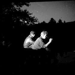 To menn på krepsejakt om natten. Fra Harestuvatnet.
Fotograf