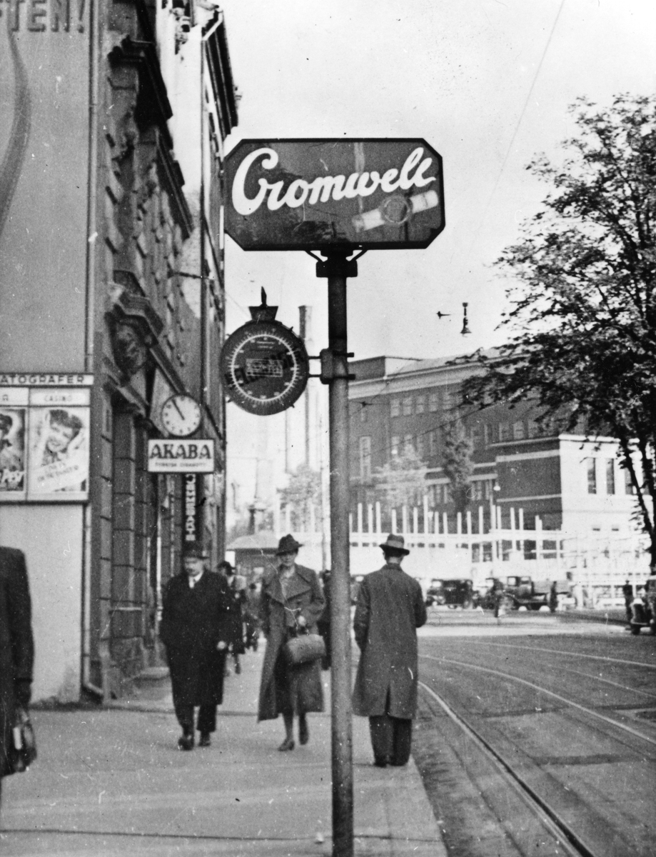 Skilt med reklame for Tiedemanns sigaretter Cromwell på Akersgata i Oslo.