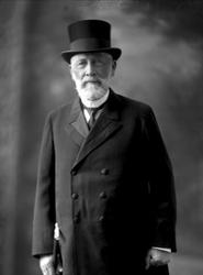 Portrett, eldre herre med frakk og flosshatt. Rentenist Ludv