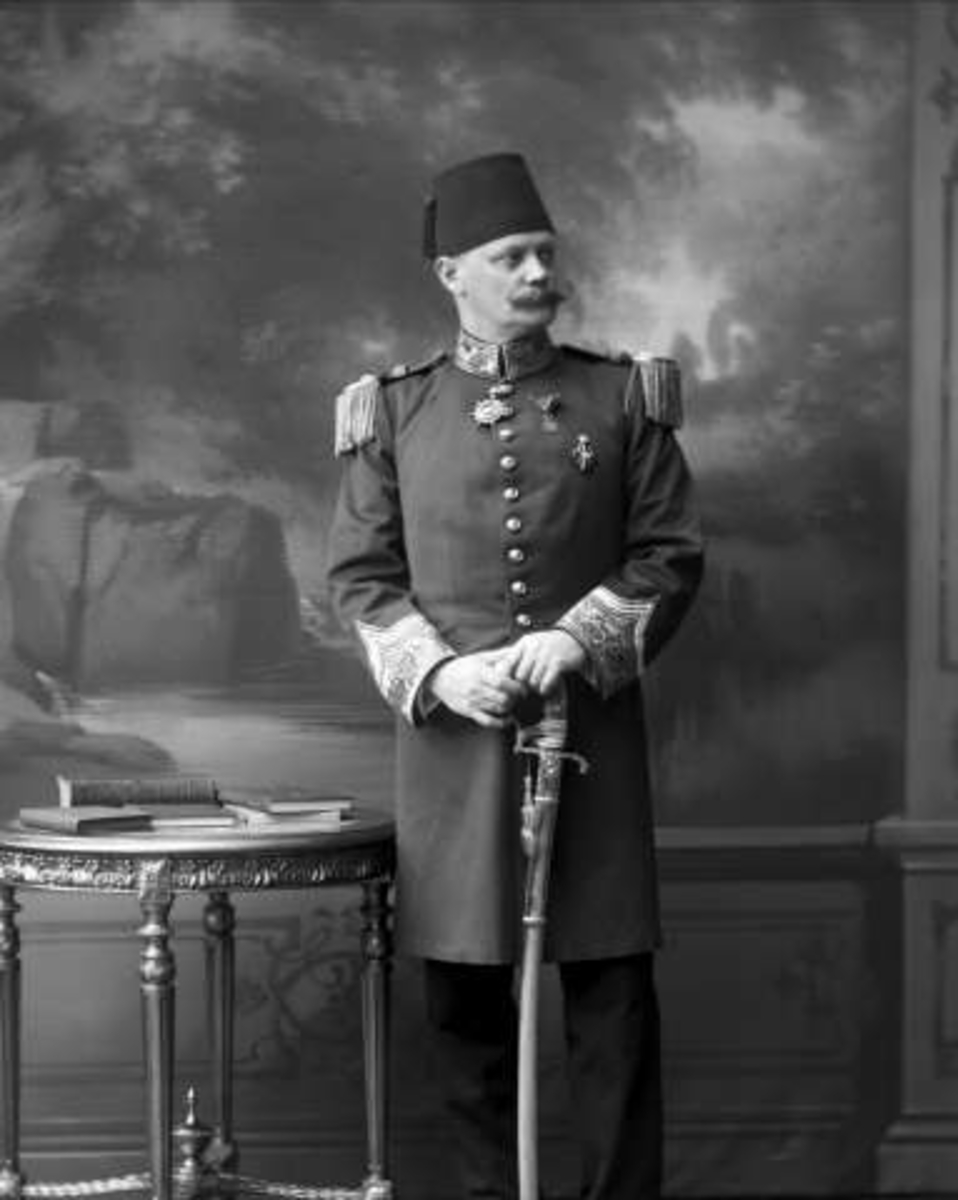 Portrett, Karl Ingvar Nandrup, født 1864, iført en utenlandsk uniform, ant. tyrkisk eller egyptisk. Fotografert 1906.