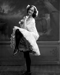 Portrett, ung pike i kostyme, Miss Mona.