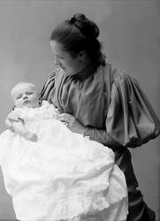 Gruppeportrett, kvinne med spedbarn i dåpskjole. Fru Hjort.