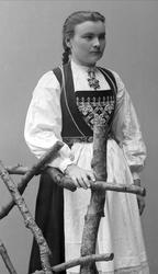 Portrett, kvinne i Vossebunad. Sunniva Glimme.