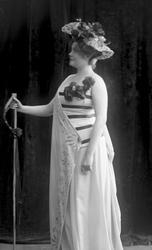 Portrett, operasangerinne, sopranen Gabrielle Bidenkap.