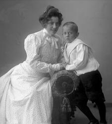 Portrett, skuespillerinne Johanne Voss og sønnen Per.