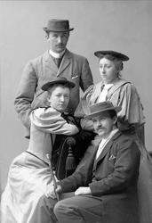 Gruppeportrett, to unge herrer og to unge kvinner i yttertøy