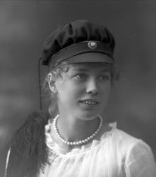 Portrett, jente med studentlue. Student frøken Helga Myhre.