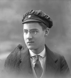 Portrett, mann med studentlue. Student Carsten Heli.