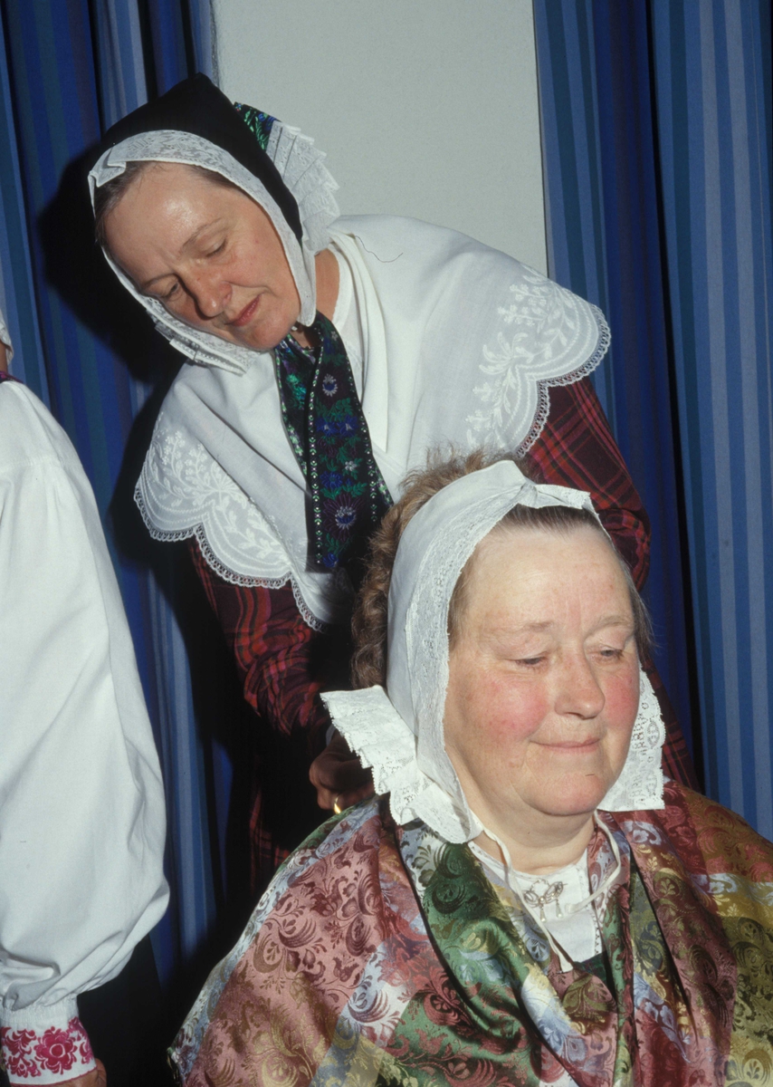 Kvinnebunad, hodepåkledning, Hadeland, Oppland