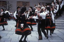 Norsk Folkemuseums dansegruppe danser på torget, i setesdals
