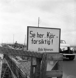 Rot i Sinsenkrysset, Oslo 1956. Skilt.