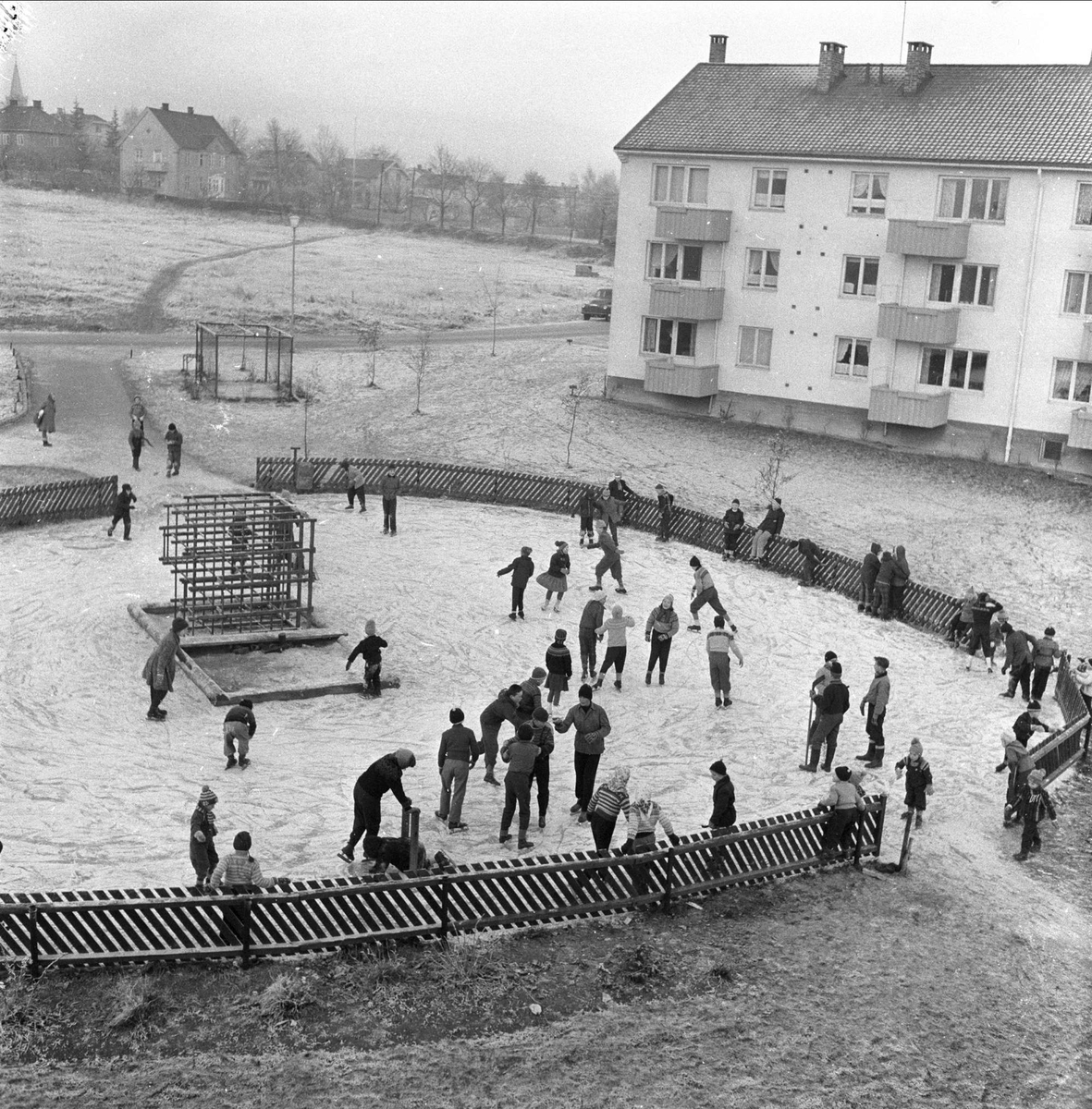 Skøyteis mellom OBOS-blokkene, store og små prøver skøytene, Oslo, 27.11.1956