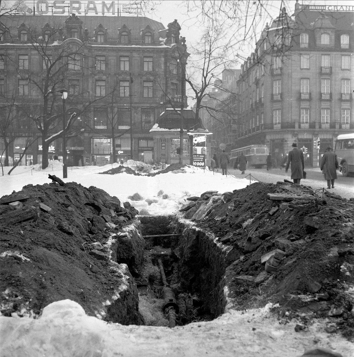 Snø i byen, Oslo, februar, 1959. Karl Johans gate i bakgrunnen.