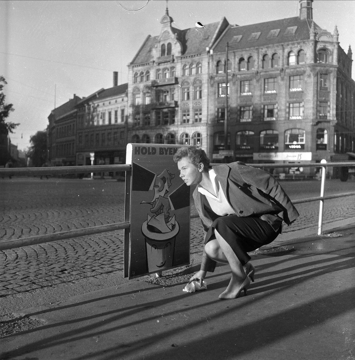 "Hold byen ren", dame plukker opp søppel, Oslo 17.09.1959.
