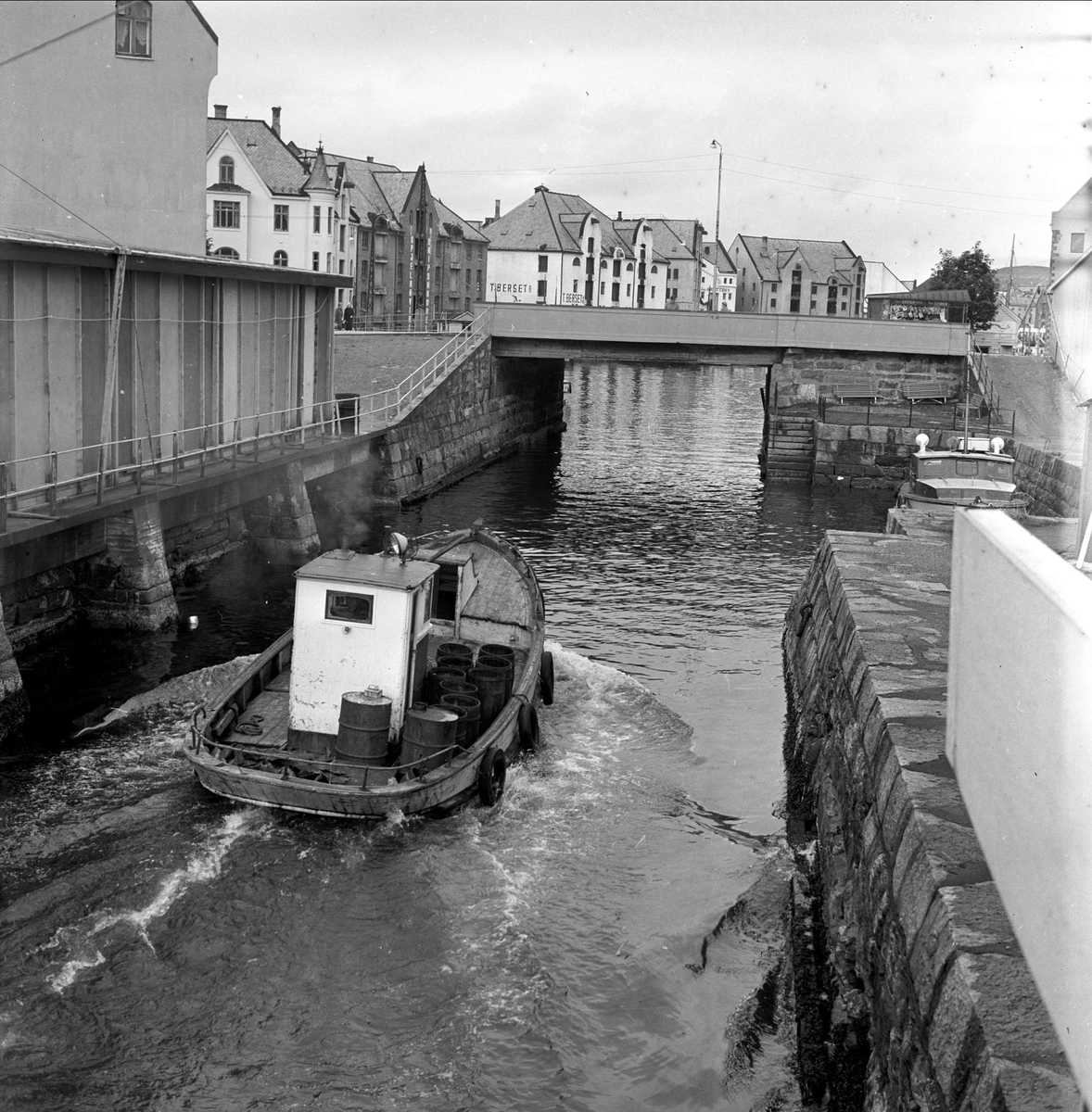 Ålesundsmessen, messeområdet, fra havneområdet, båt på vannet, september 1959.