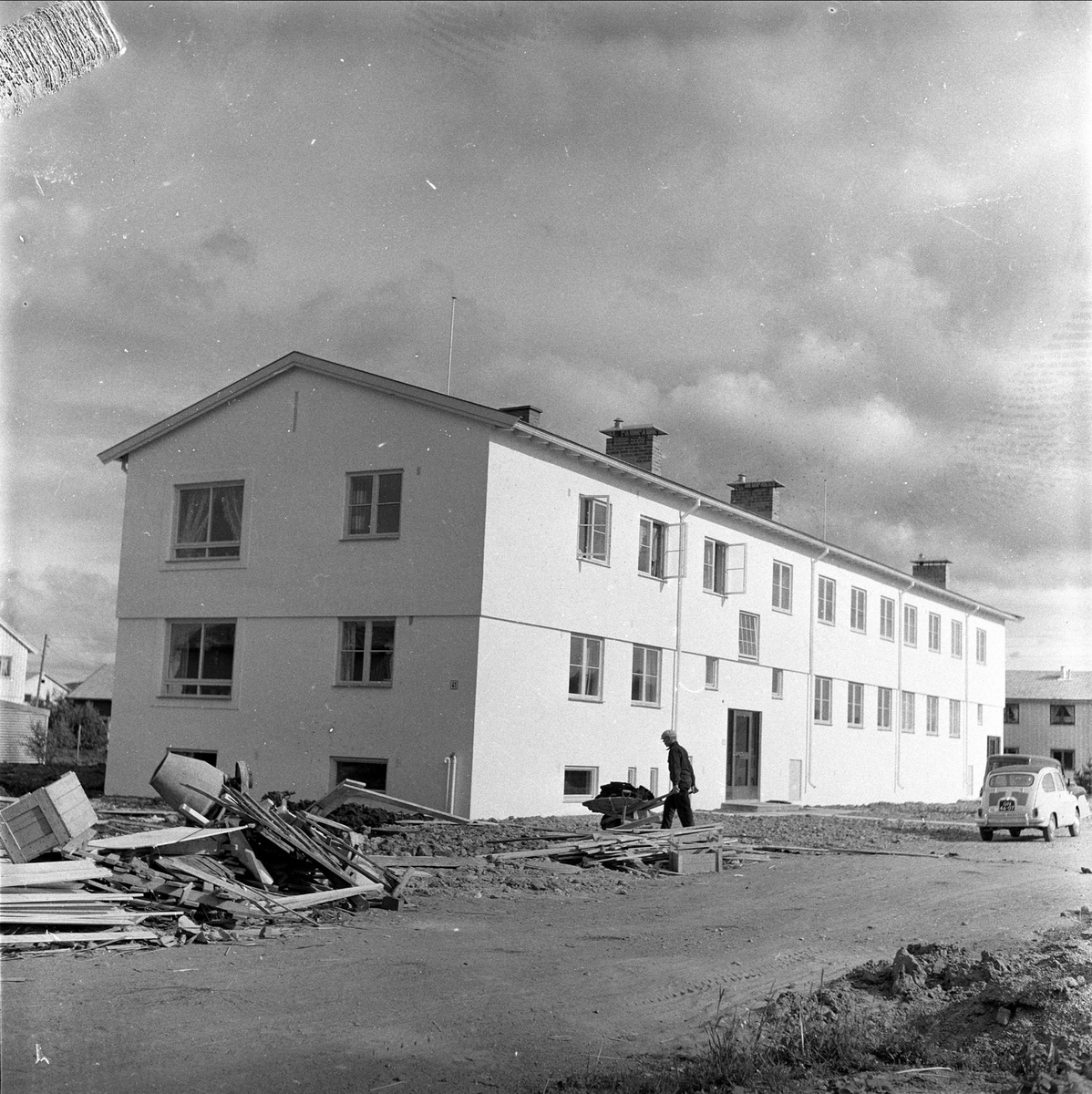 Arbeid utenfor bygning, Skedsmo 15.06.1959. Fra den nye traseen til rullebanen ved Kjeller.