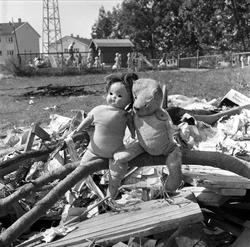 Rester etter St. Hansbål ved Rektorhaugen, Oslo august 1959.