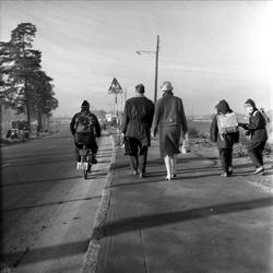Fotgengere og sykkel på vei Oslo 12.10.1959. Busstreik.