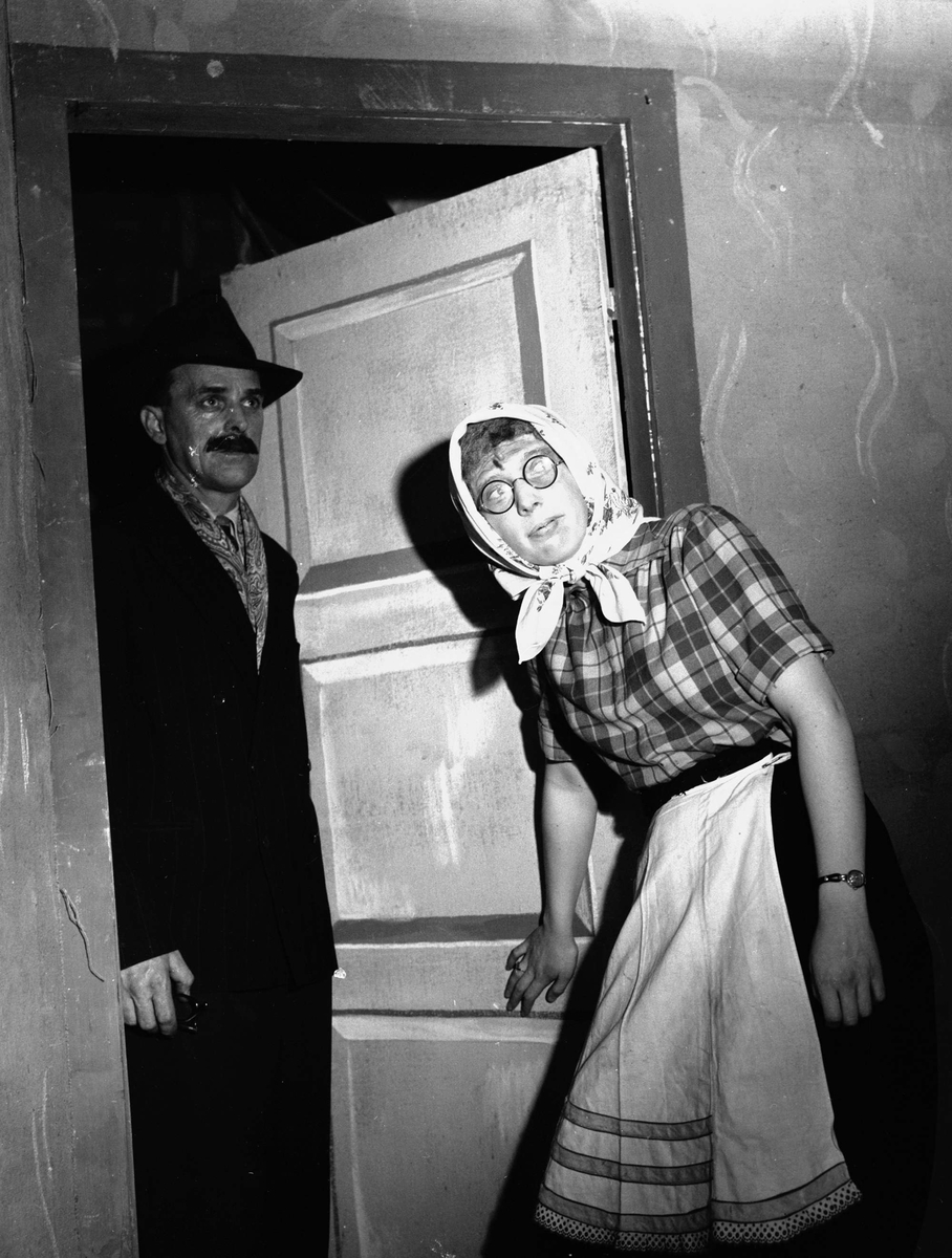 Bygdelag 05.04.1954. Kvinne og mann i kostymer.