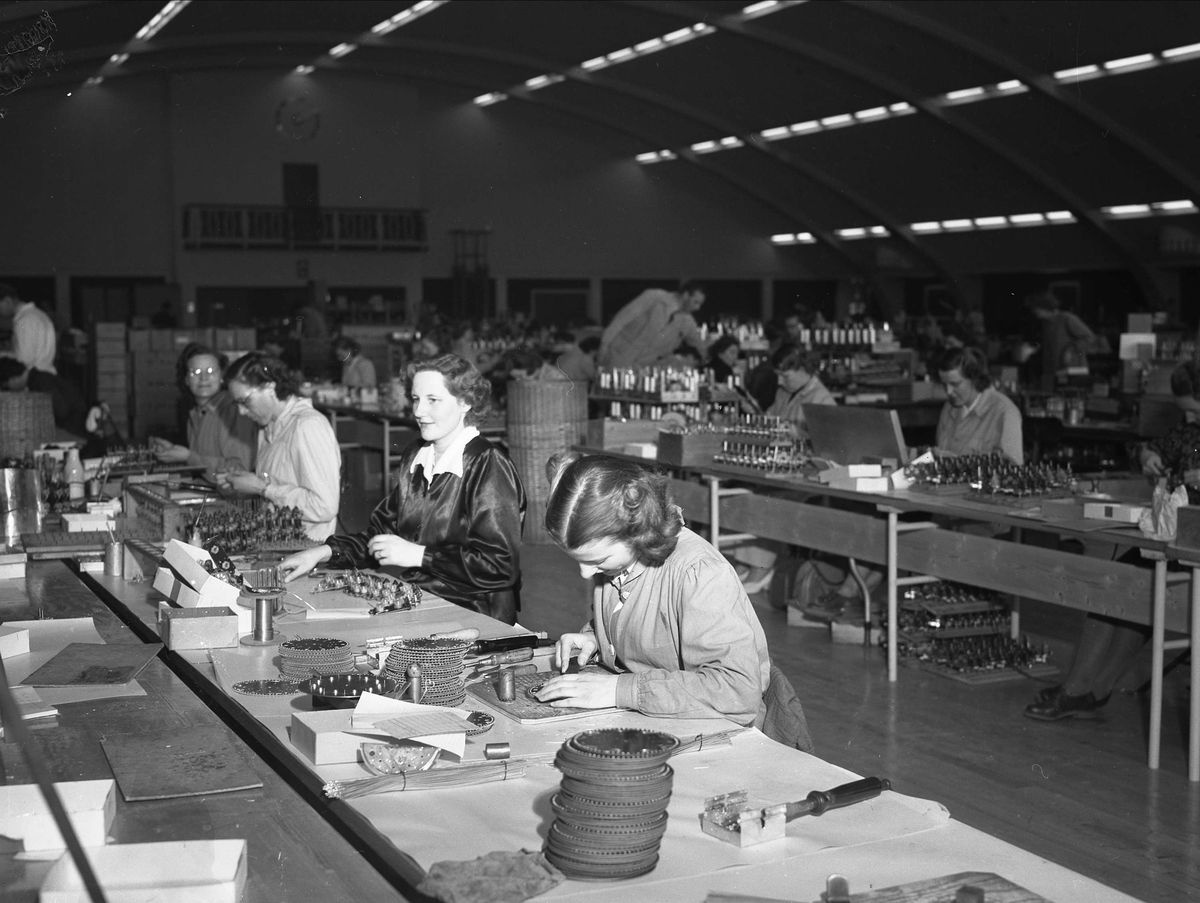 Tandberg Radiofabrikk(1933-1978), Kjelsås, Oslo, 05.07.1954. Kvinner som arbeider med produsjon av radiodeler.