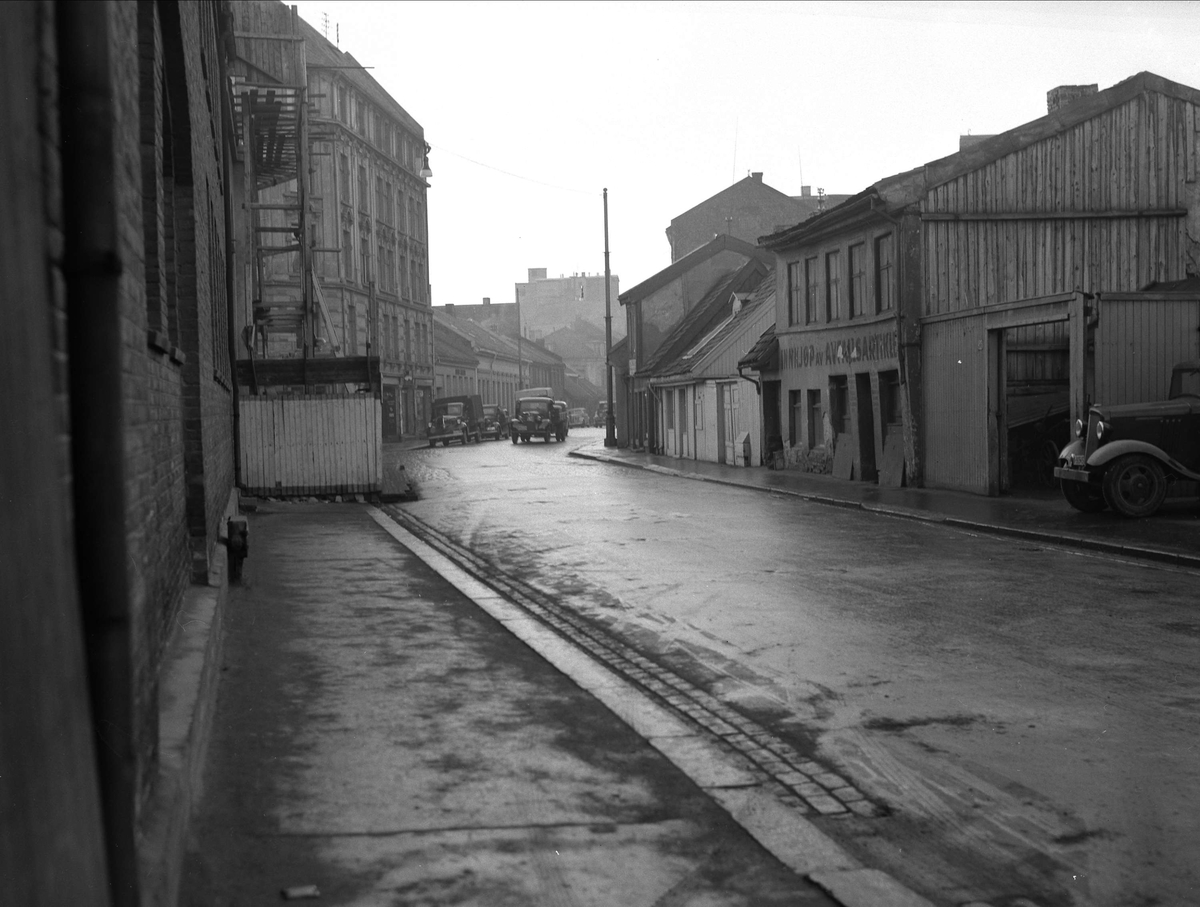 Lakkegata, Oslo, 02.12.1953. Gammel trehusbebyggelse. Gate og trafikk.