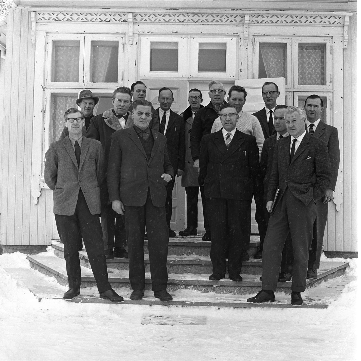 Gruppe menn på trappen, Aurskog, januar 1965