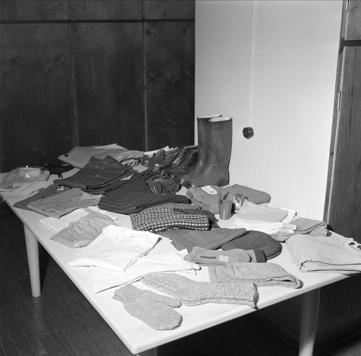 Berg arbeidsskole, Berg, Andebu, 08.06.1958. Klesplagg lagt fram på bord.