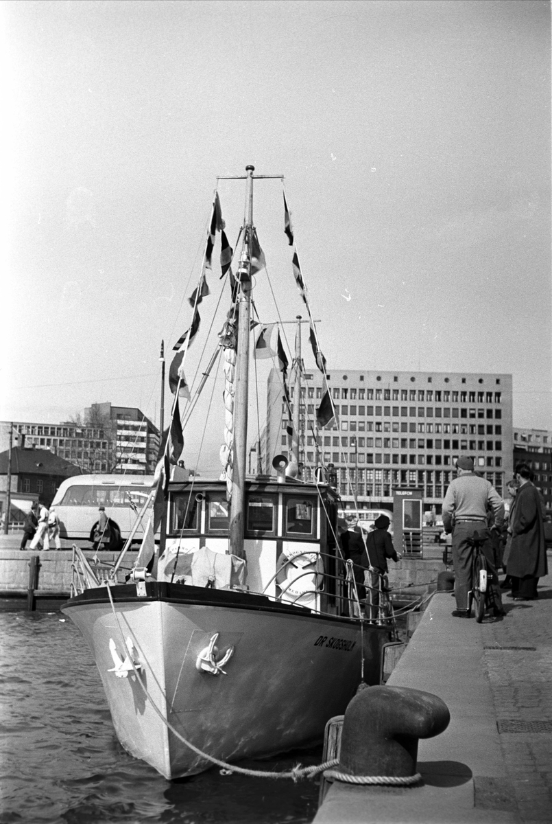 Sykehusbåt til Nord-Norge. Før 1954. Båter ved kai.