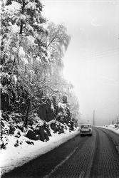 Snø i mai, Norge, 18.05.1965. Bil på vei i snølandskap.