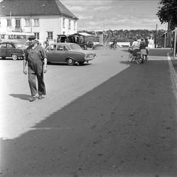 Langesund i Bamble i 1961. Bybilde med folk og biler.