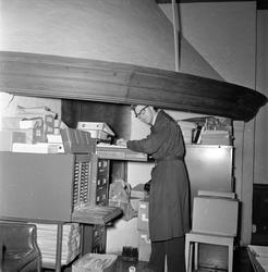 Drammen, februar 1957. Mann og arkivskap i peis.