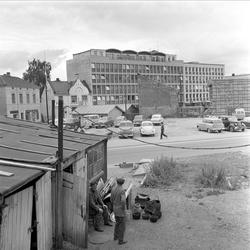 Drammen, august 1962. Drammensdagen. Bybilde med menn foran 