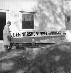 Drøbak, 03.10.1956. Menn med skilt.