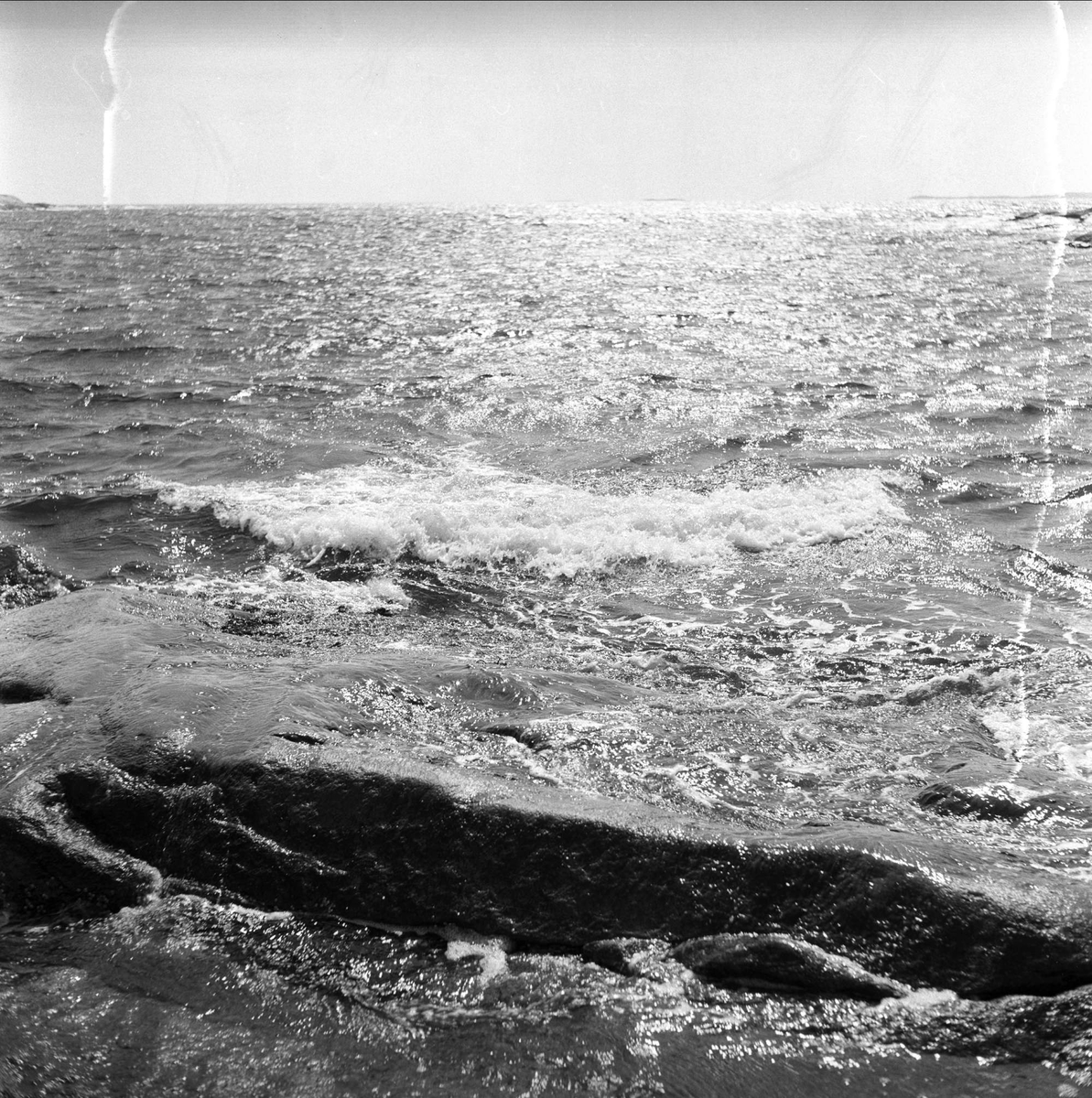 Hankø, Fredrikstad, Østfold, 25.05.1959. Bølger som slår mot land.