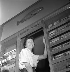 Kvinne i døråpningen, Espedalen Turistheim, Gausdal, Oppland