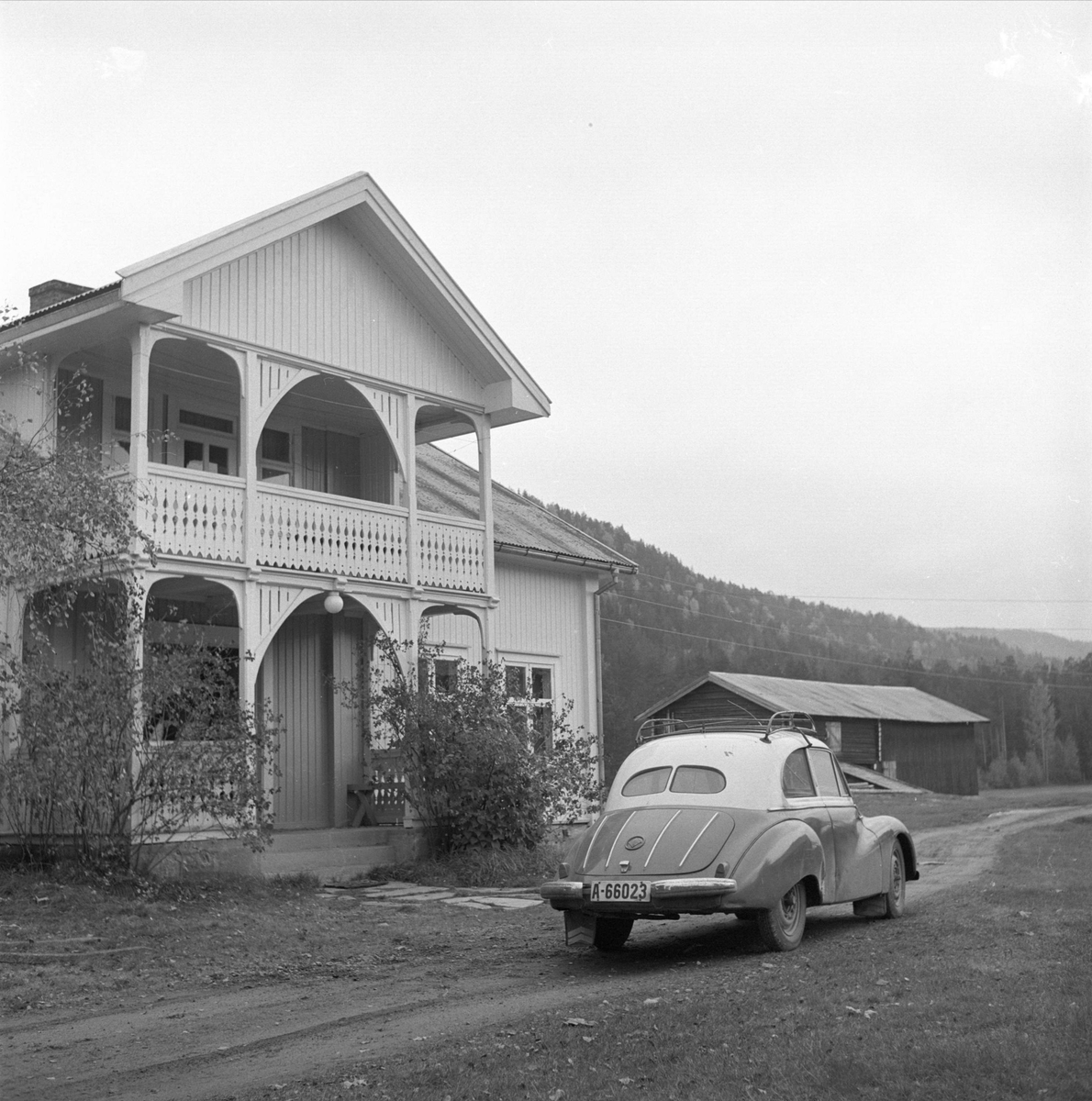 Hovin, Telemark, 1956. Den poststreikende Fossobygda. Bil (IFA F9) foran villa.