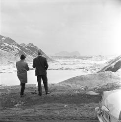 Lofoten, Nordland, april 1963. Menn på utsiktspunkt.